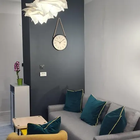 W Scislym Centrum Lodzi 26m2 Na Ukwieconej Ulicy 6 Sierpnia